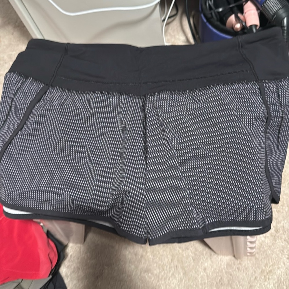 Lululemon Speed Up Short 2.5" size 8 Black and white